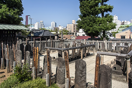47 Ronin graveyard at Sengaku-ji Temple.